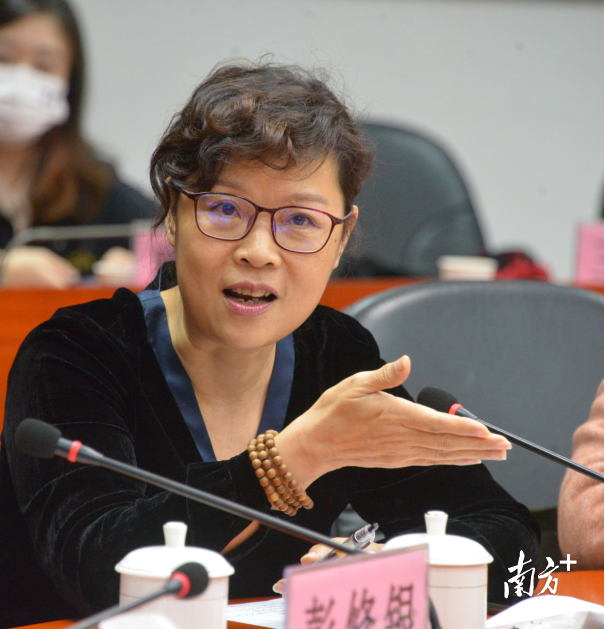 线上买球官网(中国)官方网站通识教育中心主任、教授孙恩乐。黄津 摄