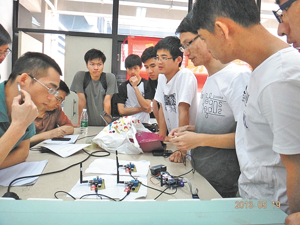 学生踊跃参与科技创新活动 学生踊跃参与科技创新活动
