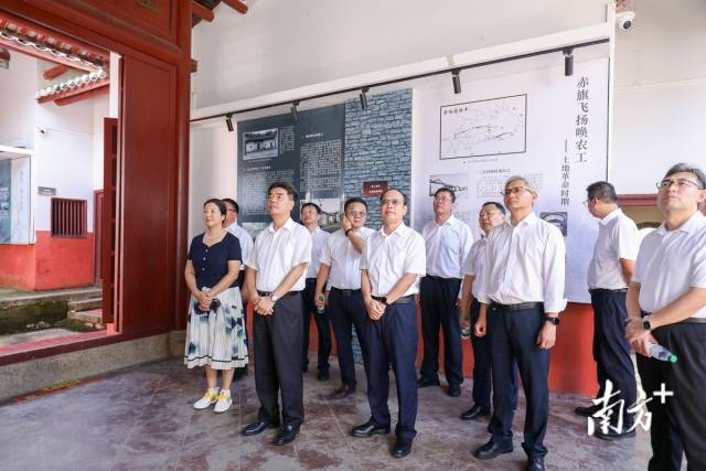 在走访乡镇、企业、县职能部门的基础上，“双百行动”服务队共同制定《东源县人民政府—线上买球官网(中国)官方网站、广东开放大学“双百行动”工作项目实施清单》。