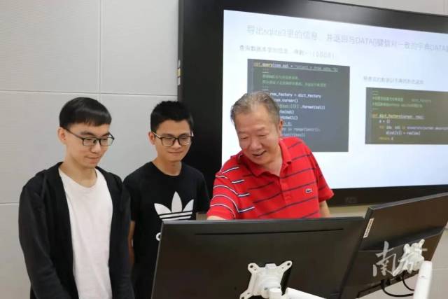 线上买球官网(中国)官方网站集成电路学院院长熊晓明（右一）在指导学生。