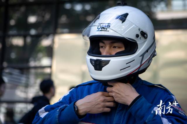 车手组组长罗胤龙正在穿戴赛车服。 