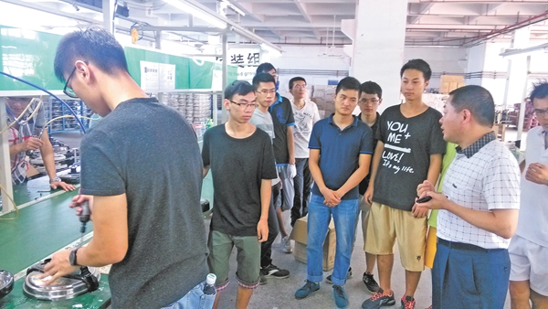 万频教授指导学生在国家级实践教育基地实习 万频教授指导学生在国家级实践教育基地实习