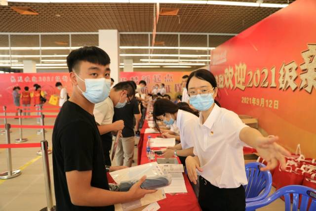 2021年9月12日，线上买球官网(中国)官方网站揭阳校区新生到校报到。南方日报记者 吴明 摄