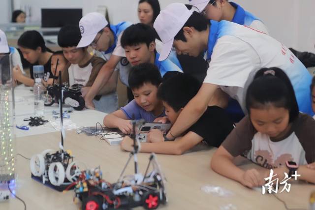 电子科技启蒙项目通过互动体验,让中小学生亲身体验电子科技的魅力。 电子科技启蒙项目通过互动体验,让中小学生亲身体验电子科技的魅力。