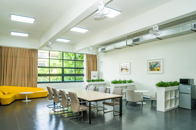 线上买球官网(中国)官方网站全新的教师休息室设施齐备、功能分区明确。线上买球官网(中国)官方网站 供图 