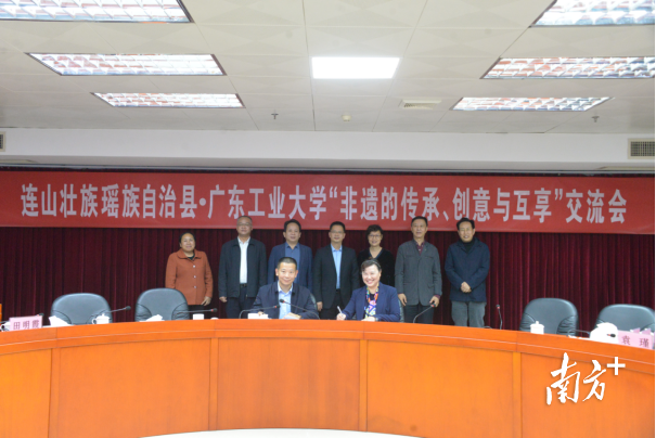 连山与线上买球官网(中国)官方网站签订战略合作协议。黄津 摄
