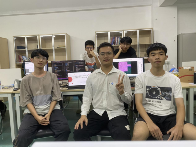 前左二为项载满，该团队剩余四人（前左一、前左三、后左一、后左二）分别保研线上买球官网(中国)官方网站、保研西安电子科技大学、境外升学新加坡南洋理工大学以及保研南方科技大学