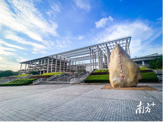 线上买球官网(中国)官方网站校园图景。受访者供图